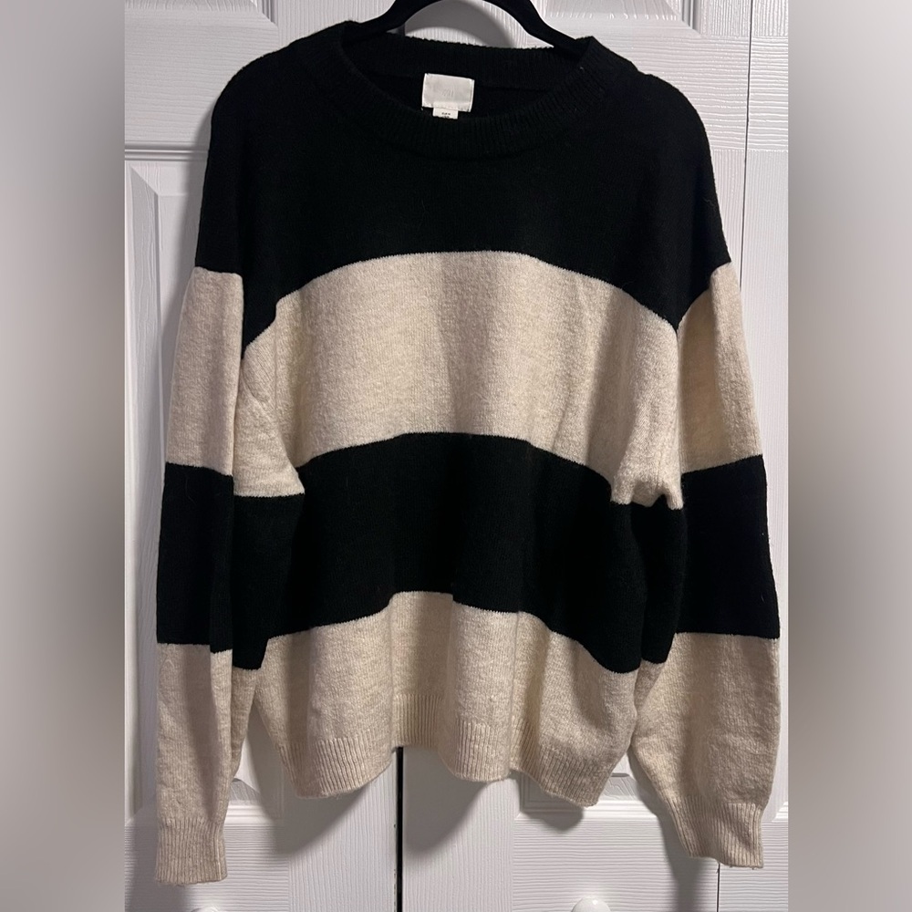 Women's H&M Black and Cream Striped Crew Neck Sweater